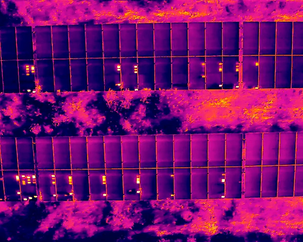 La même rangée de panneaux en image thermique