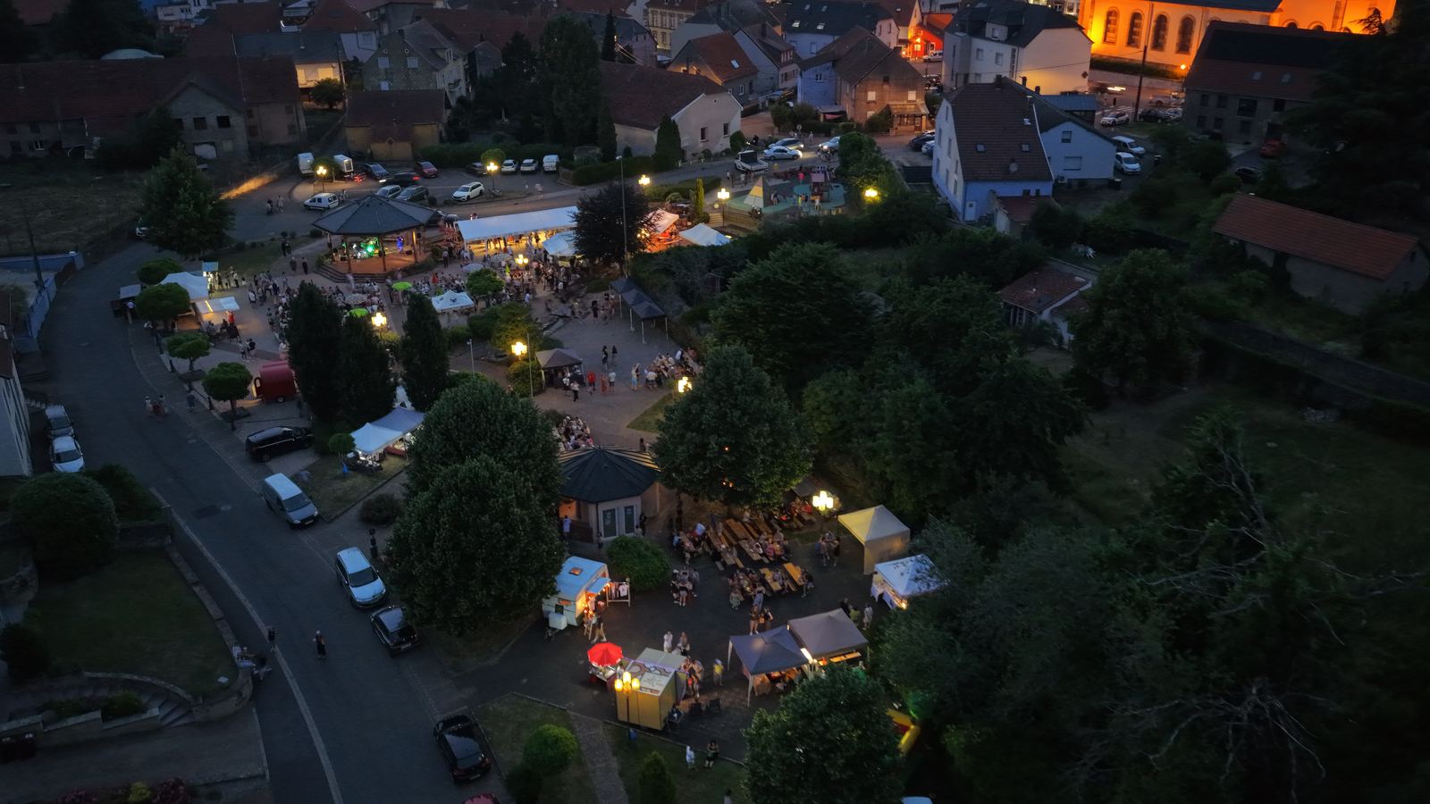 Fête de village photographiée de nuit par drone