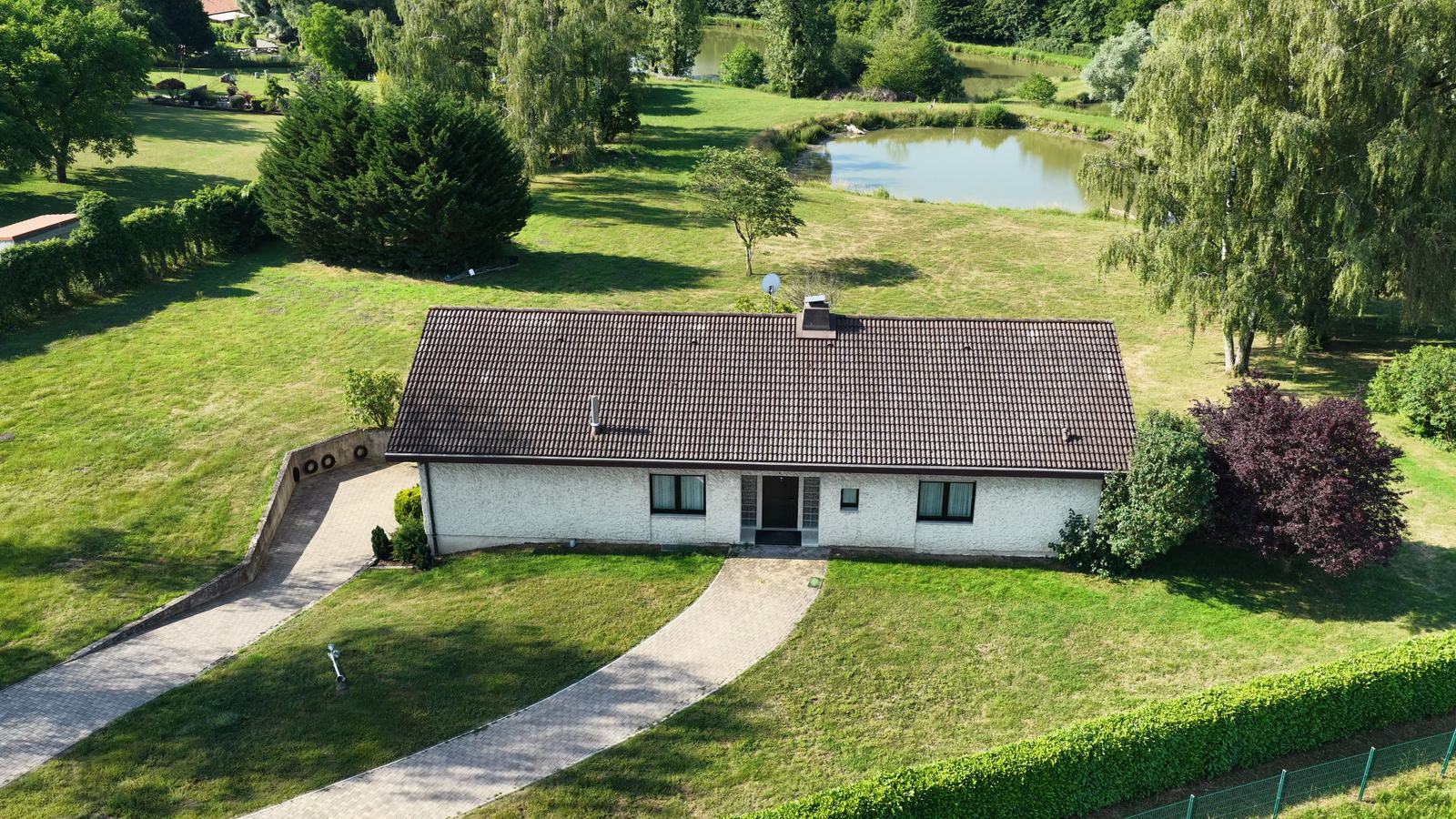 Pavillon avec jardin et étang vu du ciel