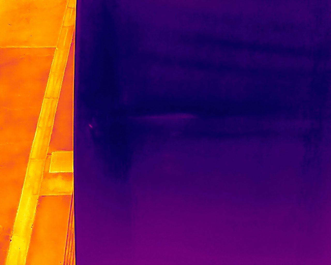 Image thermique d'une toiture : zones chaudes en orange, toiture froide en violet
