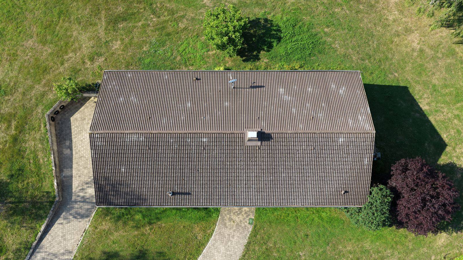 Toiture d'un bâtiment communal inspectée par drone
