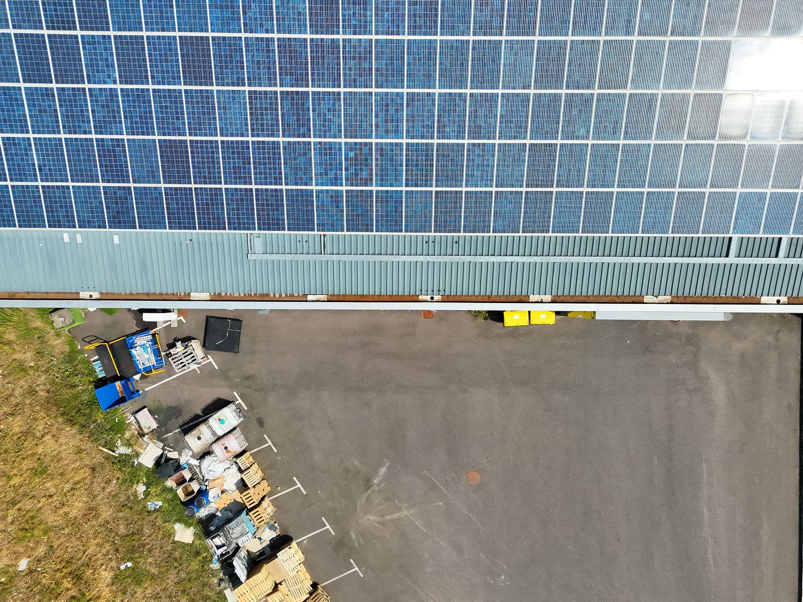 Toiture industrielle avec panneaux photovoltaïques vue du ciel en image visible